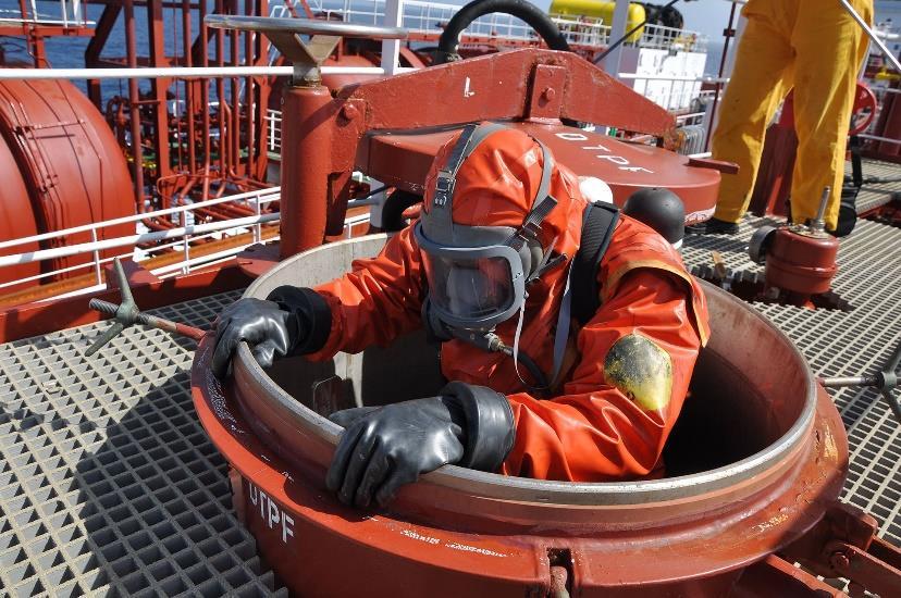 THEME nº17: RESPONSIBLE: Confined Spaces (OSHA) Werson Monteiro ALTERNATIVE TO A FULL PERMIT ENTRY Under certain conditions described in the stard, the employer may use alternate procedures for