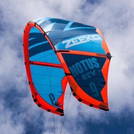 HYPER CONCAVE TRAILING EDGE - Less drag : more acceleration, more hang time - Less kite fluttering during turns, and prevents the aging of the kite.