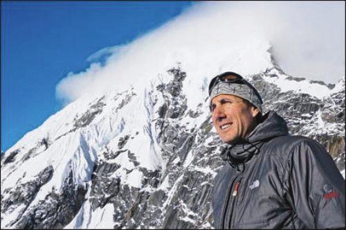 4 My Newspaper Disaster strikes worlds highest peak responsibility to stay with Beck. Jon had paid to be guided and helped on Everest not help/guide others.