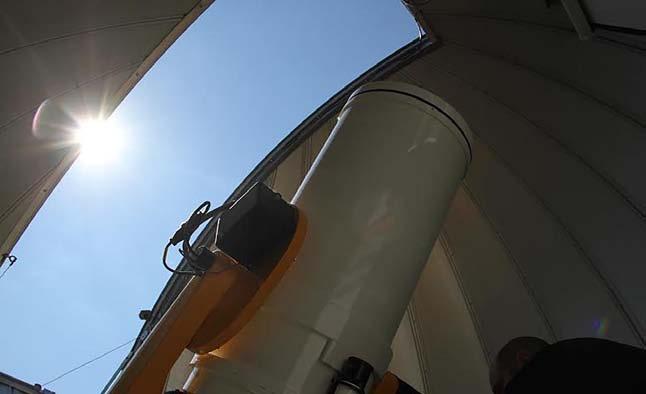 September 23, 2014 News The Michigan Journal / 3 UM-Dearborn s observatory hosts day-time viewing of the sun BY JOHN STECKROTH Staff Writer The observatory held a public event last Wednesday to