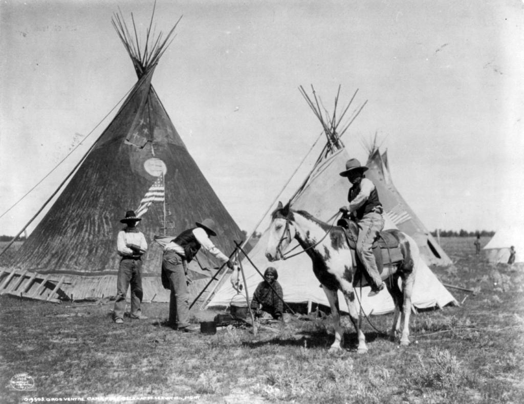 Dwellings: From Lodges To Tepees Before they had horses, tribes lived in villages. The villages were along rivers. Some villages had populations of up to a few thousand people.