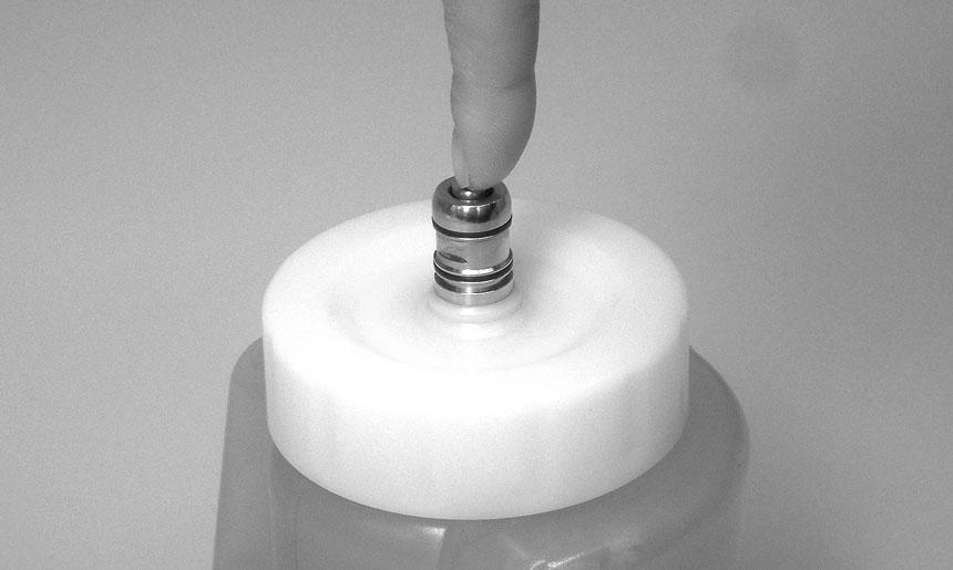(5) Installation and Removal of the Water Supply Bottle Cap <Installation> Check the packing inside the water supply bottle cap for misalignment or detachment, and then close the water supply