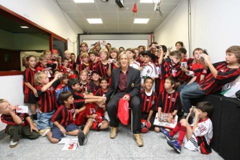 During this event, all participants will have the posibility of living an unforgettable experience by playing a friendly tournament in the Vismara Sports Center (Where the AC Milan Youth Team trains)