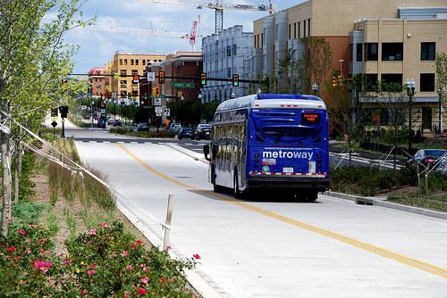 Center Guideway Two dedicated BRT lanes in center of roadway, separated from traffic by boulevard Right-in/right-out