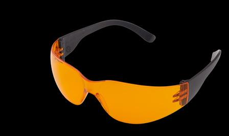 Baby Orange Lightweight, easy-to-manage glasses for children. 100% polycarbonate, with black temples and an orange lens that protects against UV and UV525 (blue light) rays. Basic anti-fog treatment.