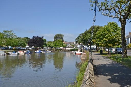 The Area The market town of Kingsbridge is situated at the head of a tidal estuary, which flows downstream to Salcombe, into the English Channel and is surrounded by lush, green rolling countryside.