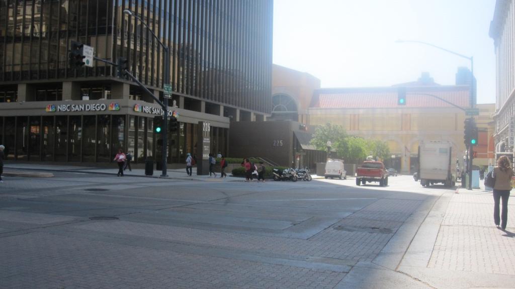 16 Figure 3.2. Street view of intersection. counts will be presented later in the study. The vehicular traffic volumes are high on Broadway but light on the 2 nd street.