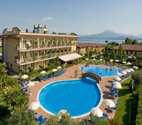 You also have full use of the facilities at the sister accommodation, the Bella Italia, 500m away - including five more outdoor pools, a