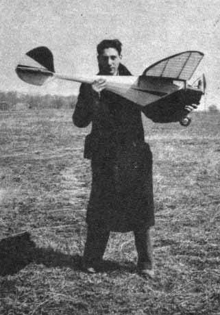 Maurice Schoenbrun holding Rocketeer. A take-off shot of a Rocketeer at the Eastern States Contest. The distinctive fuselage cross-section and monowheel are shown clearly.