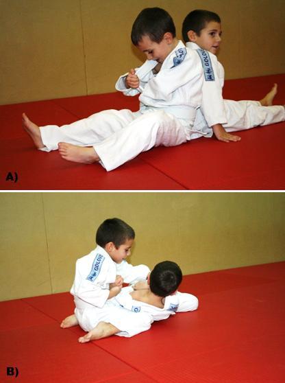 ISKANJE REPKA V NASPROTNIKOVI KIMONI Začetni položaj:otroci so po parih razporejeni po prostoru. Otroka sedita s hrbtoma skupaj in imata iztegnjene noge. Eden od para skrije repek v kimono.