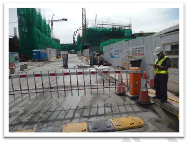Photo 2 - Physical access control at workplace entrance 6.1.2 Site preparations before lifting operation 6.1.2.1 Before any lifting operation commences, the owner should carry out site preparations for the safe operation of the lorry-mounted crane.