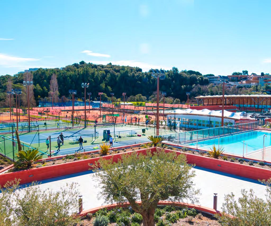 12 HECTARES OF WORLD CLASS FACILITIES 34 COURTS Clay & hardcourt (8 covered courts) 6 CONNECTED COURTS With the latest «Playsight» video equipment 4 PADEL COURTS STUDENT CAMPUS School & Boarding