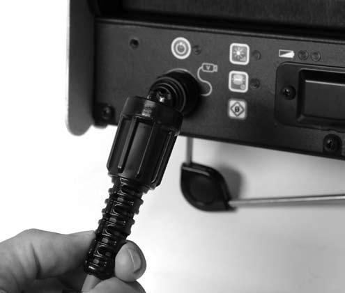 Za napajanje sistema preko napajalnega kabla namestite napajalni kabel na hrbtni strani naprave. Sprostite Velcro jermen in odstranite priključek iz njegovega držala (glej sliko 10). Veze 1.