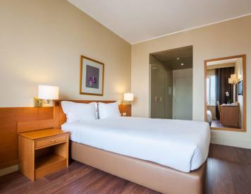 Hotel 3* - Hotel Fundador or similar Price per person day 25 th s Double 65,00 Single 95,00 Double 124,00 Single 186,00 HOTEL FUNDADOR 3* - or similar Hotel Fundador, which was refurbished in 26, is