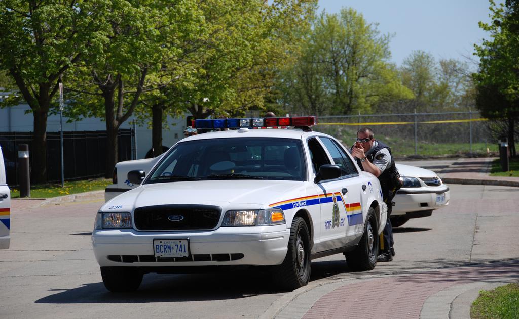 KEEPING CANADA SAFE 1-800 Safety Line Reporting Public Safety Concerns The CFP offers a toll-free line (1-800-731-4000) and urges those with non-emergency firearm-related public safety concerns to