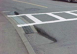 Figure 5. Raised Mid-block Crossing. From http://pedbikeimages.org / Portland Office of Transportation. Reprinted with permission.