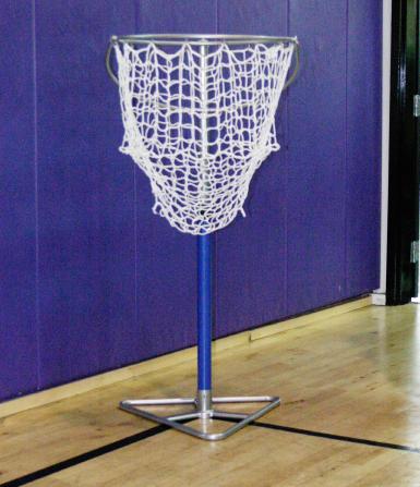 The metallic brace that supports the rim should be turned away from the players. (See playing field diagram P.12.