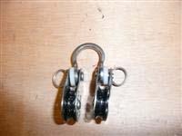 [RACE PACKAGE ONLY] Put the custom shackle with the pulleys in the ring in the tack of the mainsail.
