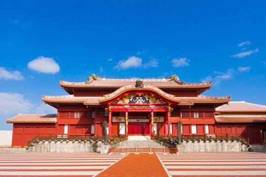 Okinawa was once an independent country which was ruled by the Ryukyu Kingdom, and flourished through trade with China - the largest country in Asia - as well as other neighboring countries.