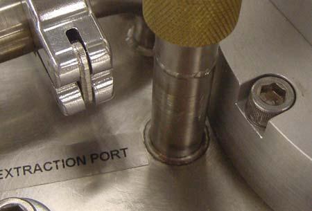 To maximize the production rate, the extraction line can be removed during production and inserted to withdraw liquid helium. Follow the steps below to remove the extraction line.