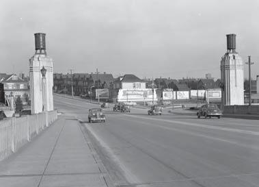 6 Recent Changes An abridged hisry 1932-2009 Burrard Bridge opens in 1932, featuring six mor vehicle travel lanes, plus shared sidewalks for walking and biking Mor vehicle volumes begin decline in