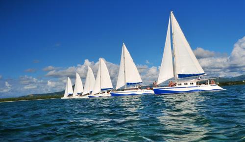 catamaran sails to the sandy bank of Deux Frères where you may discover the underwater world of