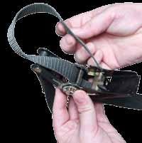 4. Connect the left strap to the right ratchet buckle and connect the right strap to the left ratchet buckle.