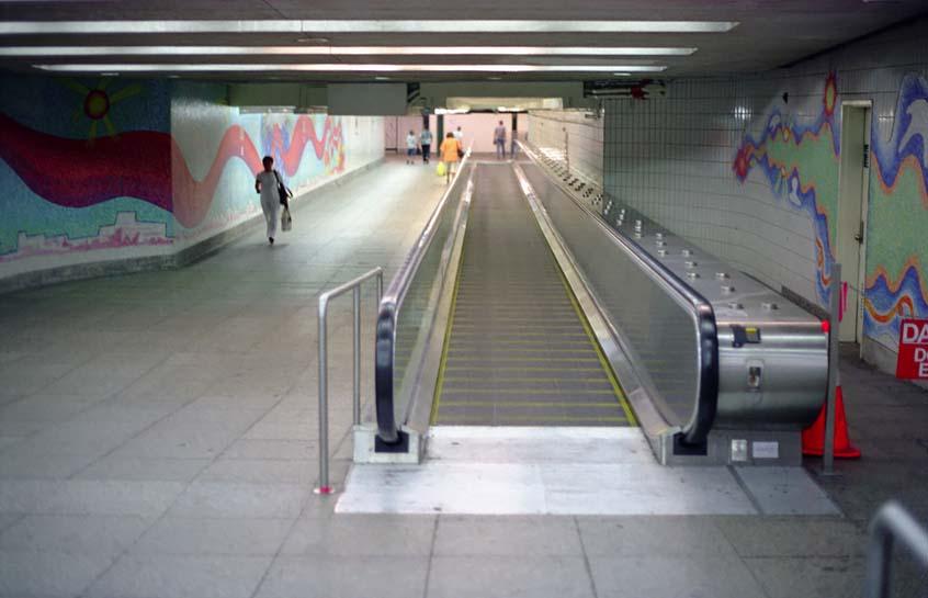 Individual moving walkways can be constructed in varying lengths, but are rarely more than 400 ft (120 m) in length, with longer distances being covered by a series of moving walkways with a