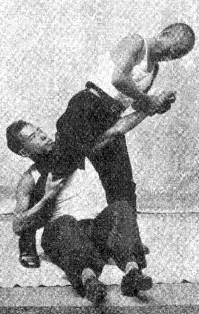 Paragraph 16 elbow. BE ZHOU Squeezing an This method is used to fracture enemy s elbow joint when in the course of a fight he falls down or sits on the ground.