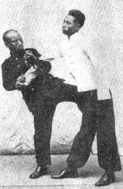 Paragraph 17 elbow. TI ZHOU Propping up an It is somewhat more difficult to use this method than the method Covering a fist shown in photo 77.