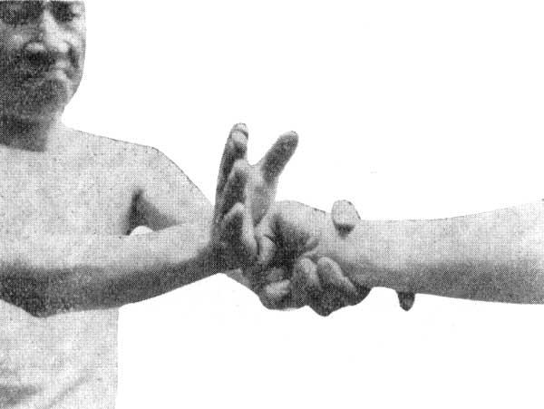Paragraph 2 TUI ZHI Pushing a thumb. This method is used when the enemy attacks from the front and delivers a punch. It results in fracturing the thumb of the enemy.
