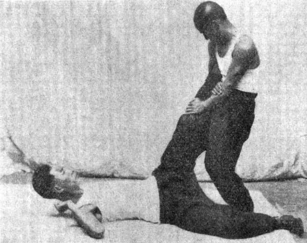 Paragraph 5 DUAN ZU: Breaking an ankle. This method is used if the enemy kicks standing or lying on the ground. Photo 99: Breaking an ankle.