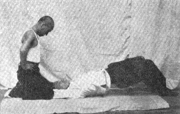 Paragraph 6 arms, dislocating shoulders. JIA BI TUO JIAN: Squeezing This method is used if the enemy is in a lying or sitting position.