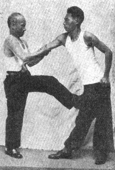 Paragraph 4 DUAN ZHOU: Raising an elbow. This method is used if the enemy seized you by the waist belt, his hand with the palm up.