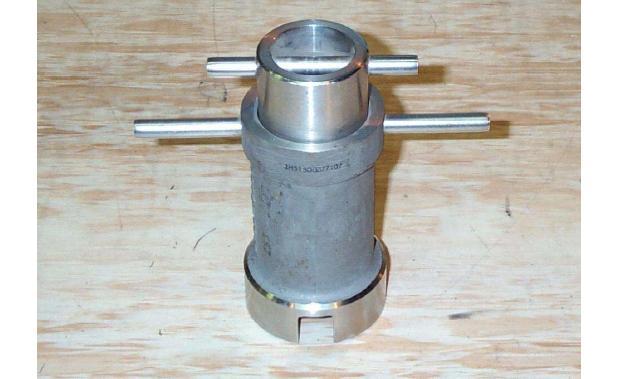 ESSM - TL1985 SUBMARINE ROYLYN CAP REMOVAL TOOL Submarine Roylyn Cap Removal Tool TL1985 The Roylyn Cap Removal Tool TL1985 is used to operate the submarine hull-mounted salvage air fitting valves to