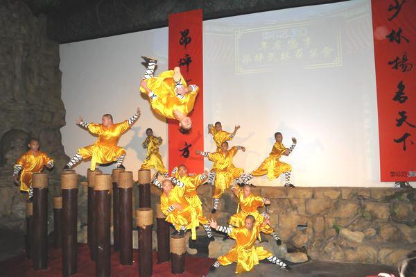 2. At the 2011 showcase, the Shaolin Kung Fu Masters performed combats on staggered piling ( 梅花樁 )
