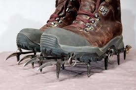 Crampons Steel spike fixed on a frame that is fastened