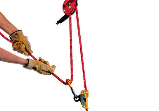 Semi-static rope with standard diameter ensures a good grip for easier handling.