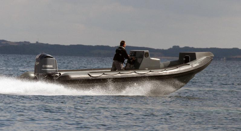 The hull is designed with a medium deep V-shape and high lifted bow, which provides the Super boats great capacity whilst preserving high speed in harsh wheather