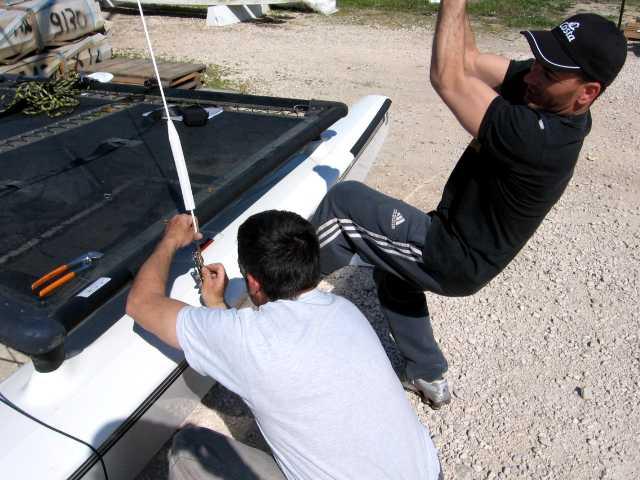 HOBIE CAT 6 Stepping the mast Shrouds We recommend that you have someone assist you. As you begin to raise the mast the link will rotate upward.