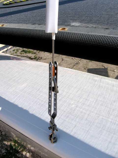Stepping the mast HOBIE CAT 6 ATTENTION - DANGER ALUMINIUM MAST - When stepping the mast or