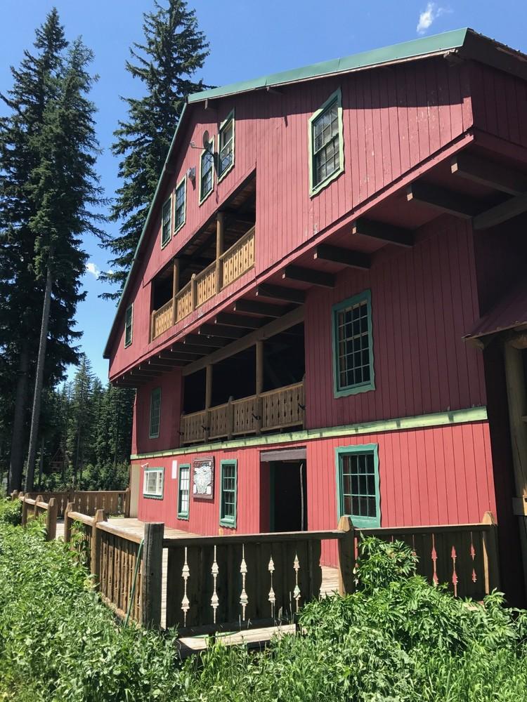 PROPERTY HIGHLIGHTS 14 downhill runs and two Nordic trail systems 2 double Chair Lifts Lighted slopes for night skiing Main Lodge approximately 9418 SQFT Ground level Full Service Bar & Ski