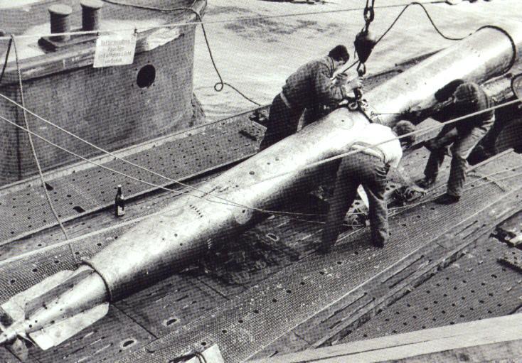 detonated by means of a direct impact or magnetic fuse. The standard German WWII torpedo was the electrically driven G7e, with a 280kg warhead. Figure 3.