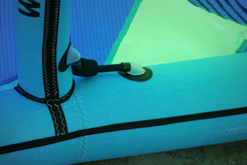 This feature makes it possible to have an even more comfortable kite in gusty winds, a better control in surf thanks to a control of the power of the kite optimized during the bottom turns or rollers.