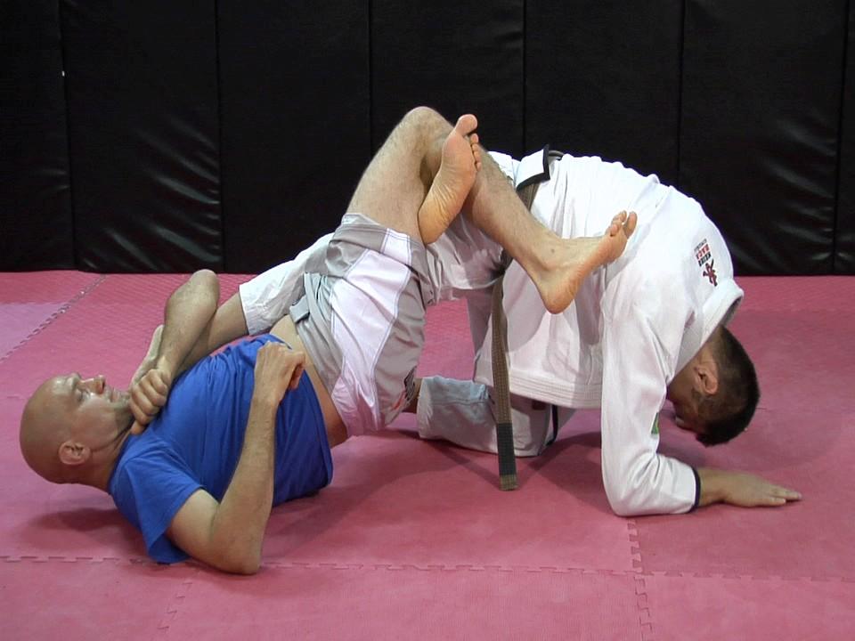 He kicks away, so I shoot my hips in under his right thigh, triangle my legs and apply a knee bar. So that s two examples of how you might construct a lockflow. There s no magic number of techniques.
