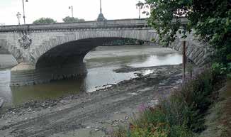 UPPER TIEWAY IRECTIONS 54 Syon Crossing to Chiswick Bridge Crossing Arch #3 of Kew Bridge, looking downriver at low water Kew bridges Arch #3 of Kew (Stone) Bridge can get very shallow at low water