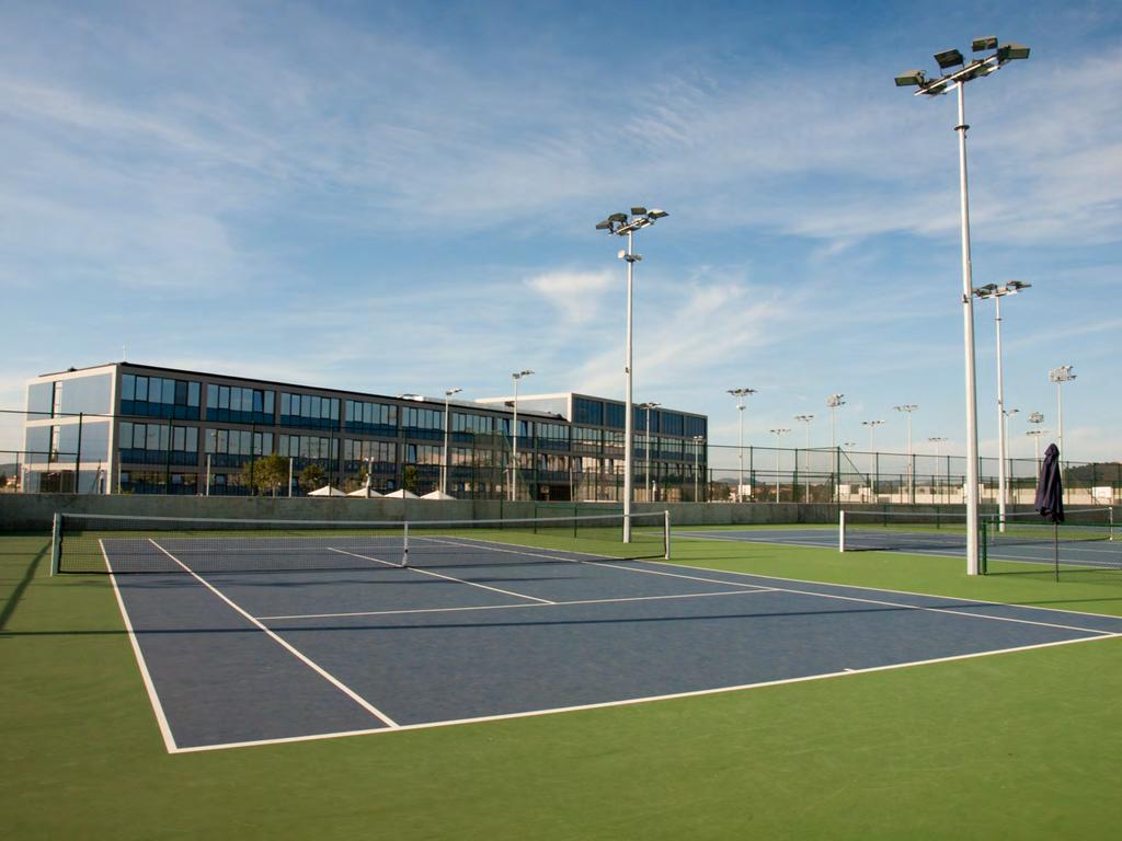 FACILITIES The brand-new sporting facilities at the Rafa Nadal Academy by Movistar are all equipped with the latest technology and include: 26 tennis courts of different surfaces (Clay, Greenset),