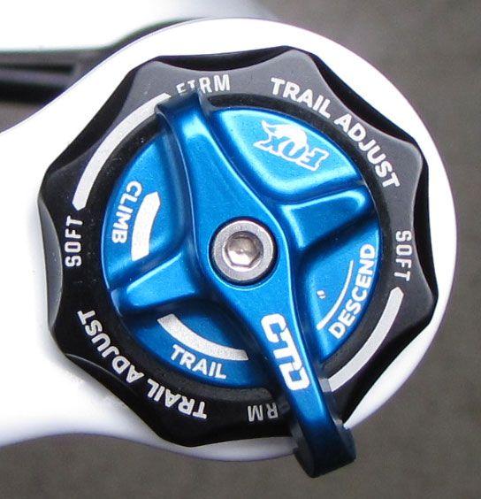 Rotate the blue CTD lever fully clockwise to set the fork in Climb mode.