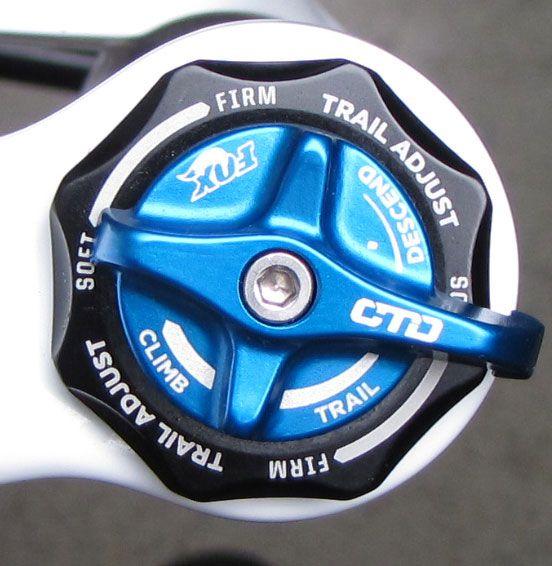 Trail Mode: Rotate the blue CTD lever to the middle setting to set the fork in Trail mode.