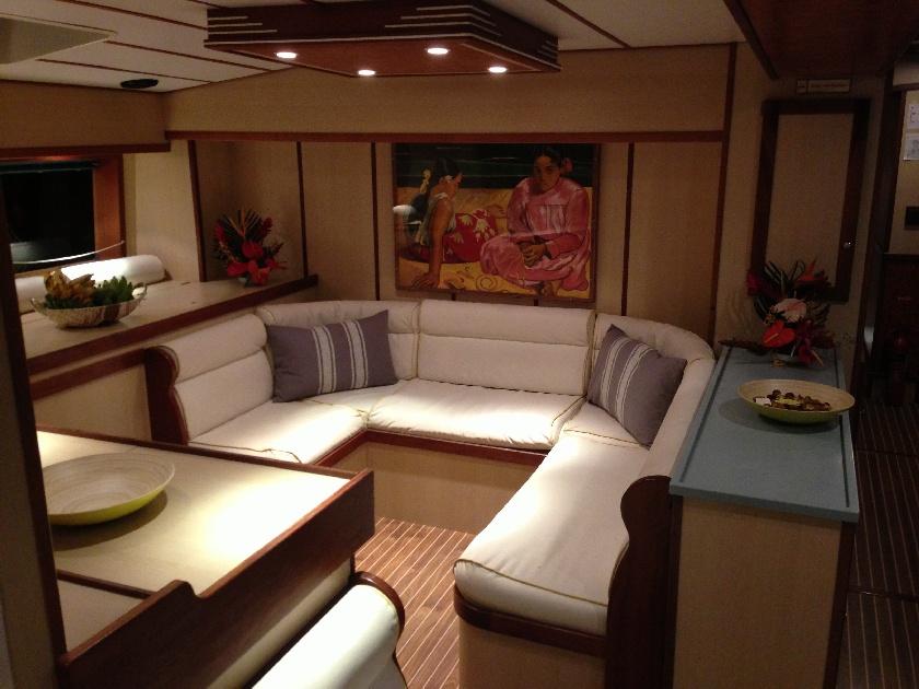 Your catamaran has a saloon ( living room ) with the kitchen integrated, as well as a cockpit which is protected from wind and strong sun. Most of the interactive life on board will take place here.